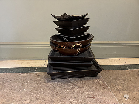 Parti med diverse inredningsfat i trä