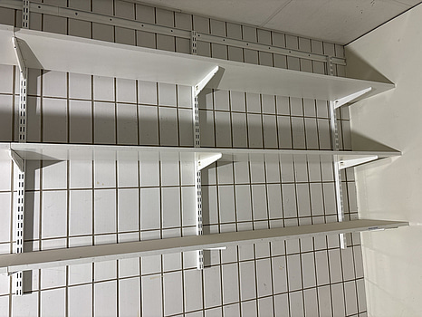 Hyllsystem inkl. skenor