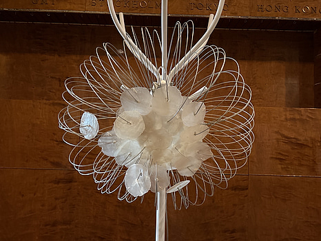 Vägglampa av metalltrådar