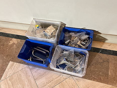 Parti med diverse badrumstillbehör