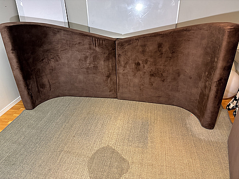 Sänggavlel i sammet med inbyggda eluttag