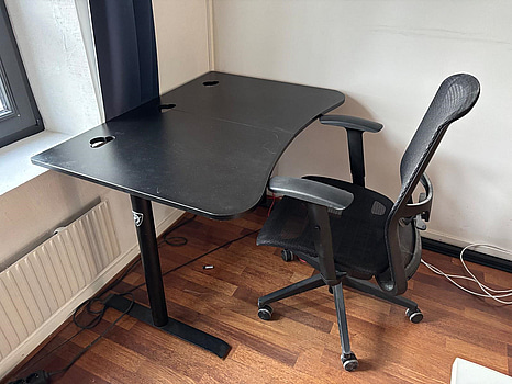 Skrivbord inkl. kontorsstol