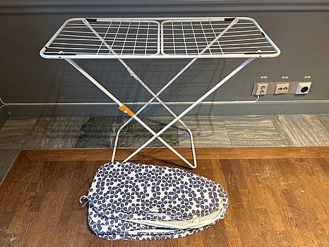 Parti med strykbrädor och torkställning