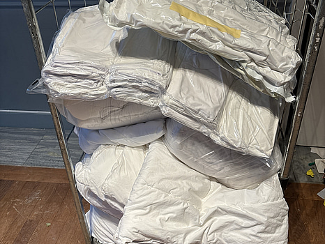 Parti med diverse kuddar, sängkläder, täcken m.m