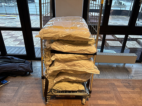 Parti med diverse kuddar, sängkläder, täcken m.m