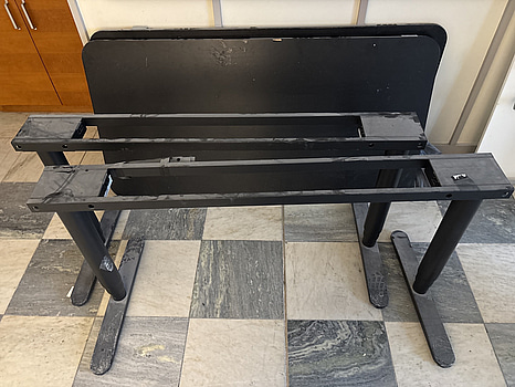 2 st. Höj- sänkbara skrivbord IKEA