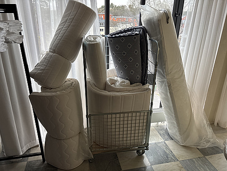 Parti med bäddmadrasser, olika storlekar och modeller