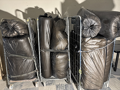 Parti med bäddmadrasser, olika storlekar och modeller