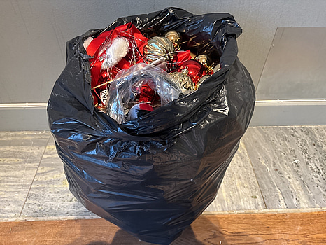 Parti med diverse juldekorationer