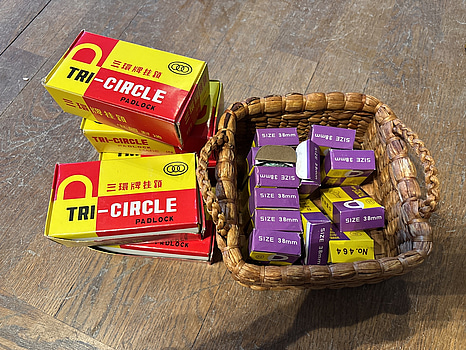 Parti med hänglås inkl. korg