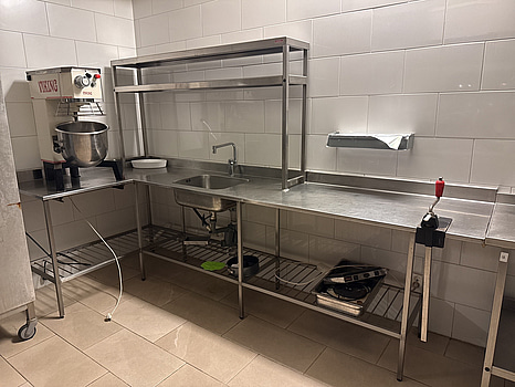 Rostfri svängd bänk med ho, blandare, hylla & konservöppnare