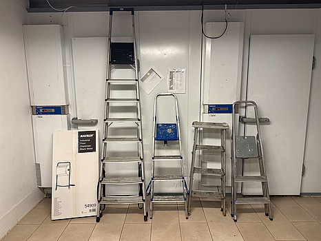 4 st aluminiumstegar & golvdispenser