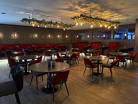 Stort parti möbler (39 bord, 65 stolar, 24 soffor & 6 fåtöljer)