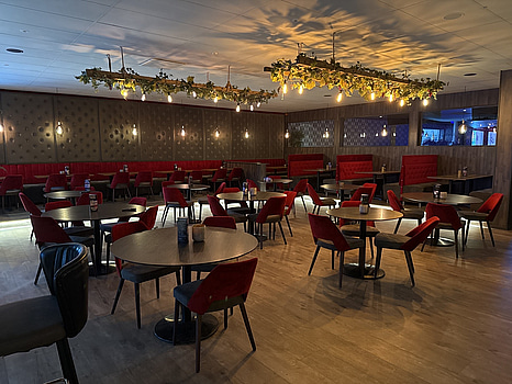 Stort parti möbler (39 bord, 65 stolar, 24 soffor & 6 fåtöljer)