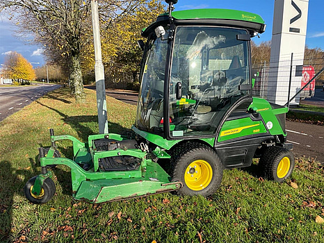 Frontrotorklippare John Deere TerrainCut -2024 med vikplog och sandspridare
