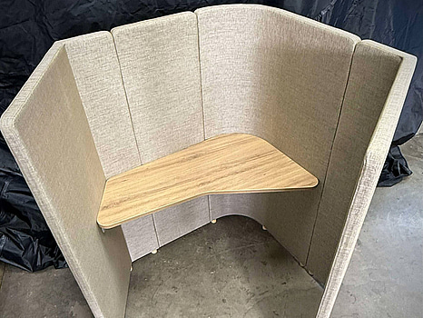 Arbetsplats i champagnefärgad textil, träbord