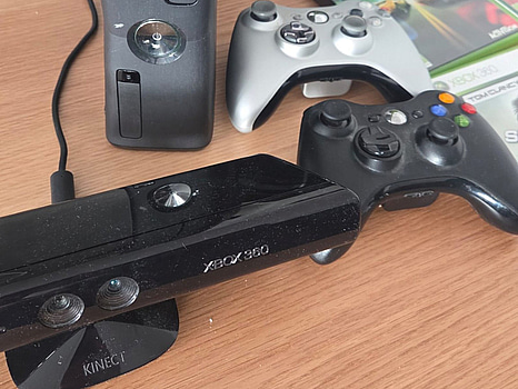 Xbox 360 med Kinect och två handkontroller