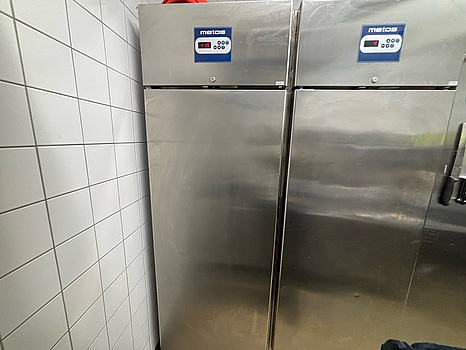 Frys Metos S70 L BT - vänster i bild