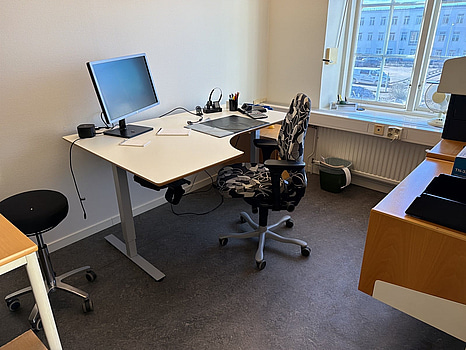 Kontor med skrivare & datorskärm m.m.