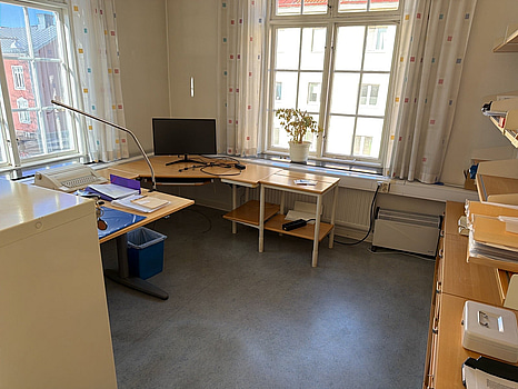 Kontorsmöbler, datorskärm m.m.