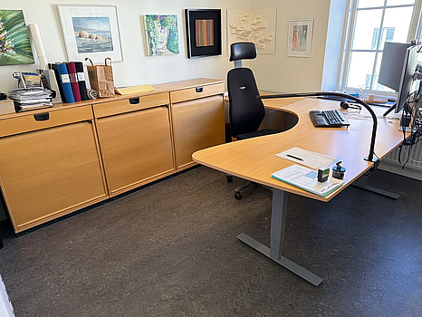 Skrivbord, skåp m.m.