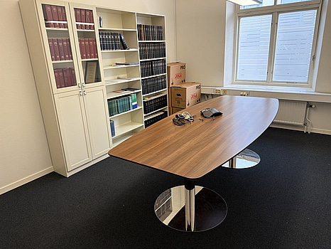 Konferensbord, hylla m.m.