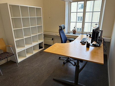 Kontorsrum med datorskärmar m.m.