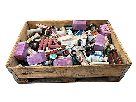 Parti med hårvårdsprodukter blandat