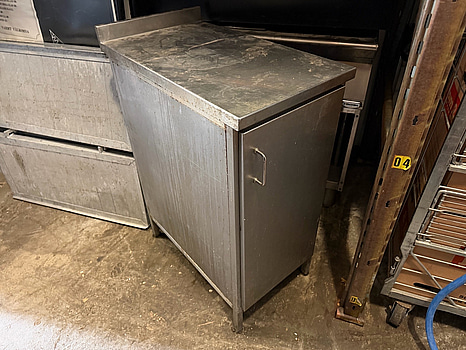 Rostfritt skåp med bänk