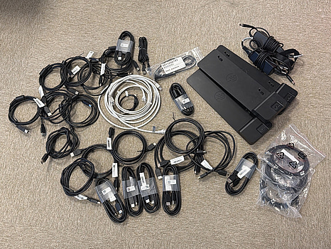 Parti diverse sladdar, bl.a. HDMI samt HP dockstationer