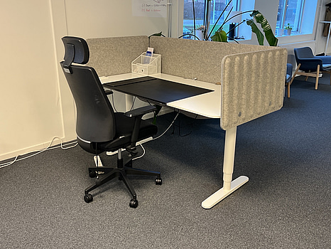 Höj- och sänkbart skrivbord med skärmväggar och Lotus kontorsstol
