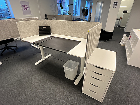 Höj och sänkbart skrivbord med skärmväggar, IKEA