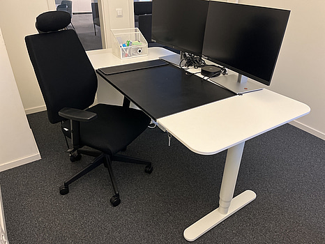 Höj och sänkbart skrivbord med Lotus kontorsstol samt hurts