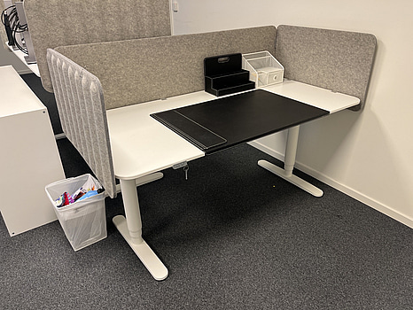 Höj och sänkbart skrivbord med skärmväggar