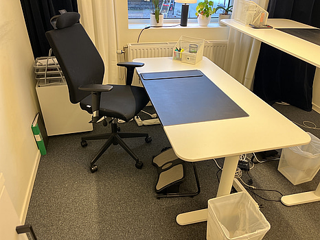 Höj och sänkbart skrivbord med stol Lotus Furniture samt fotstöd och hurts