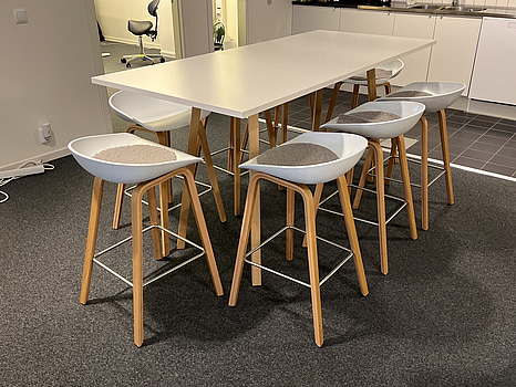 Barbord Martela med 8 st barstol HAY About A Stool