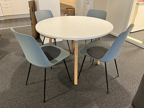 Runt bord Martela samt 4 stolar &Tradion