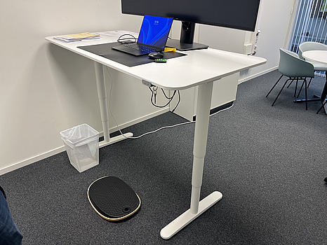 Kontorsplats med höj och sänkbart skrivbord, 2 st skåp, whiteboard och balansbräda