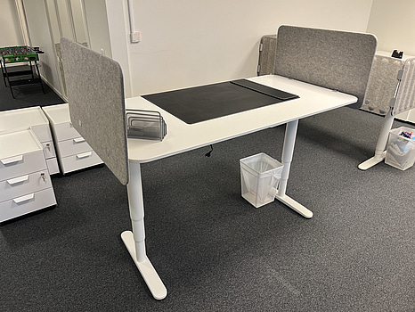 Höj- och sänkbart skrivbord med skärmväggar