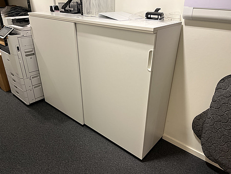 Skåp, vitt, tvådörrars