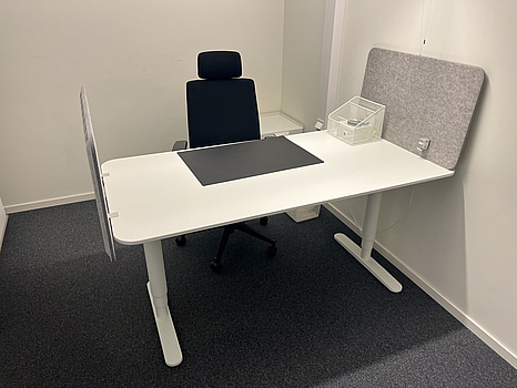 Höj- och sänkbart skrivbord med skärmväggar och Lotus kontorsstol