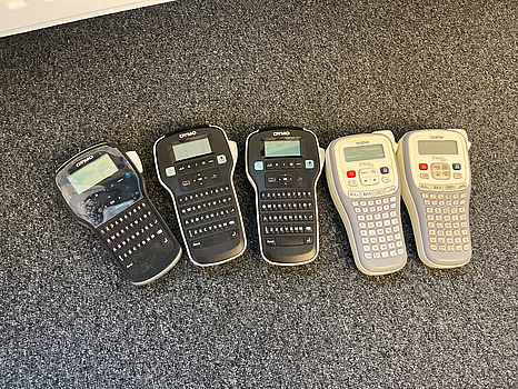 Etikettmaskiner Dymo och Brother, fem enheter