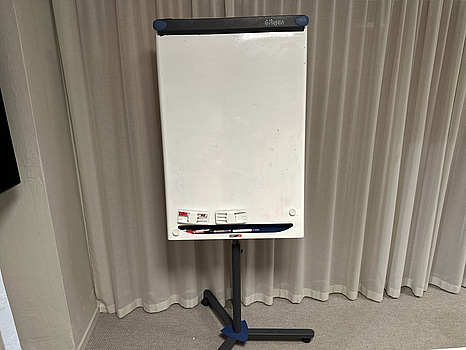 Whiteboard tavla på hjul