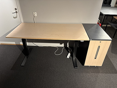 Höj- och sänkbart skrivbord samt hurts, EFG