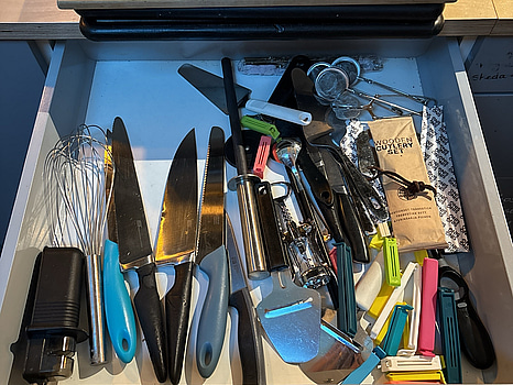 Diverse skärbrädor, knivar och köksredskap