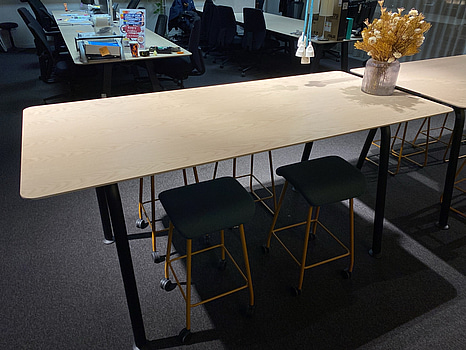 Bord och 4 st. Pall EFG