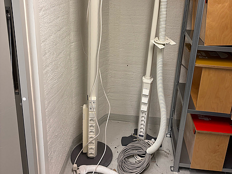 2 st. El och nätverksstolpar