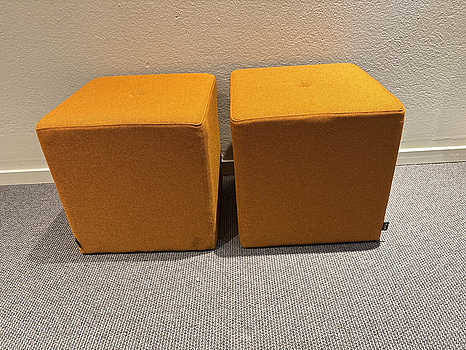 2 st. Sittpuffar, EFG