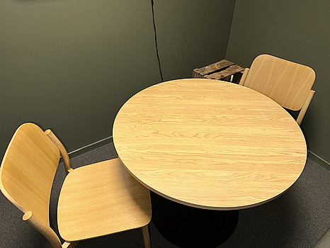 Runt bord inkl. 2 st. Stolar EFG