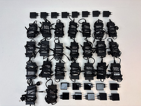 Parti med strömkablar Dell och strömadaptrar